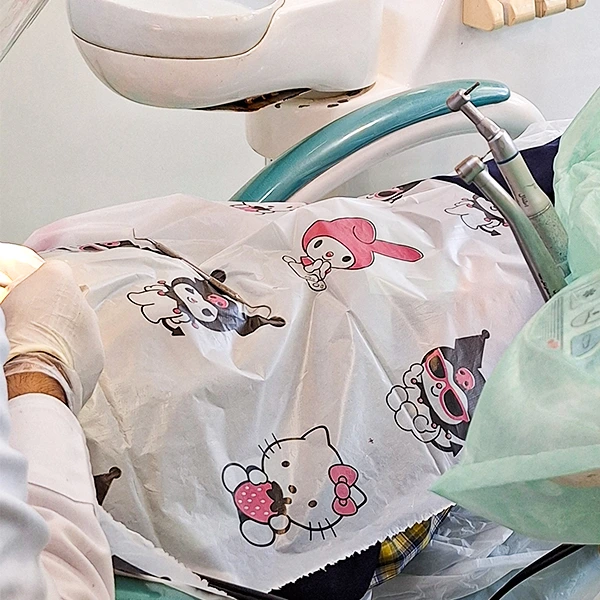 پیشبند اطفال در طرح کرومی با ابعاد بزرگ